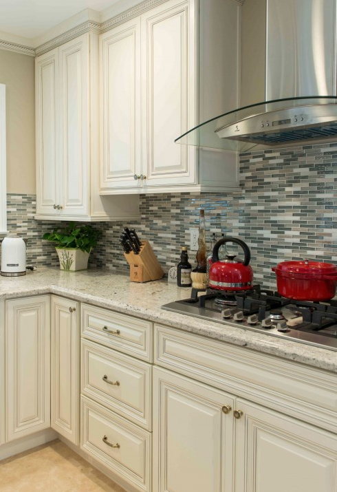 Antique White Raised Panel Door | Traditional White Kitchen Cabinets ...